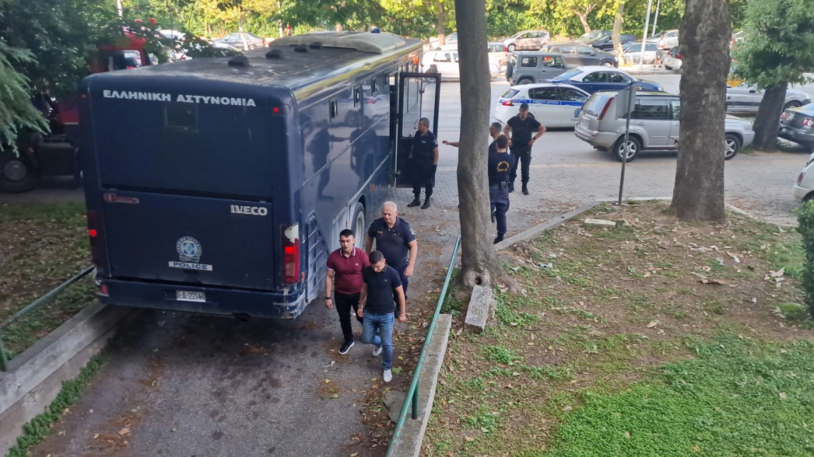 Δολοφονία Καμπανού: Ένταση στο δικαστήριο μετά την ανακοίνωση της ενοχής των «12» – «Δολοφόνοι, ισόβια»