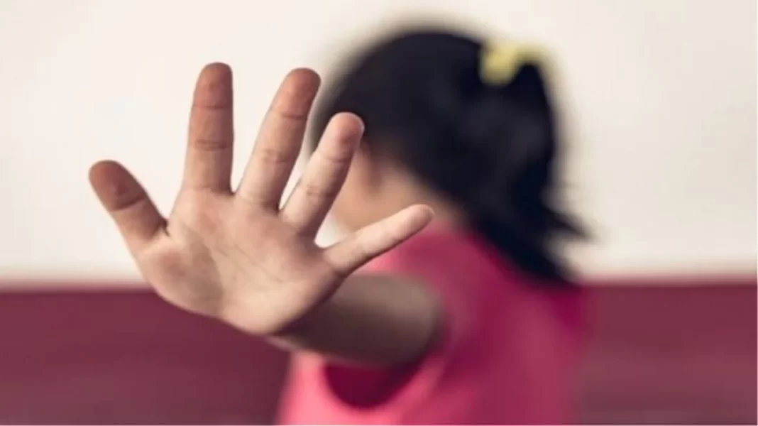 Χειροπέδες σε 24χρονο για ασελγείς πράξεις σε βάρος ανηλίκων