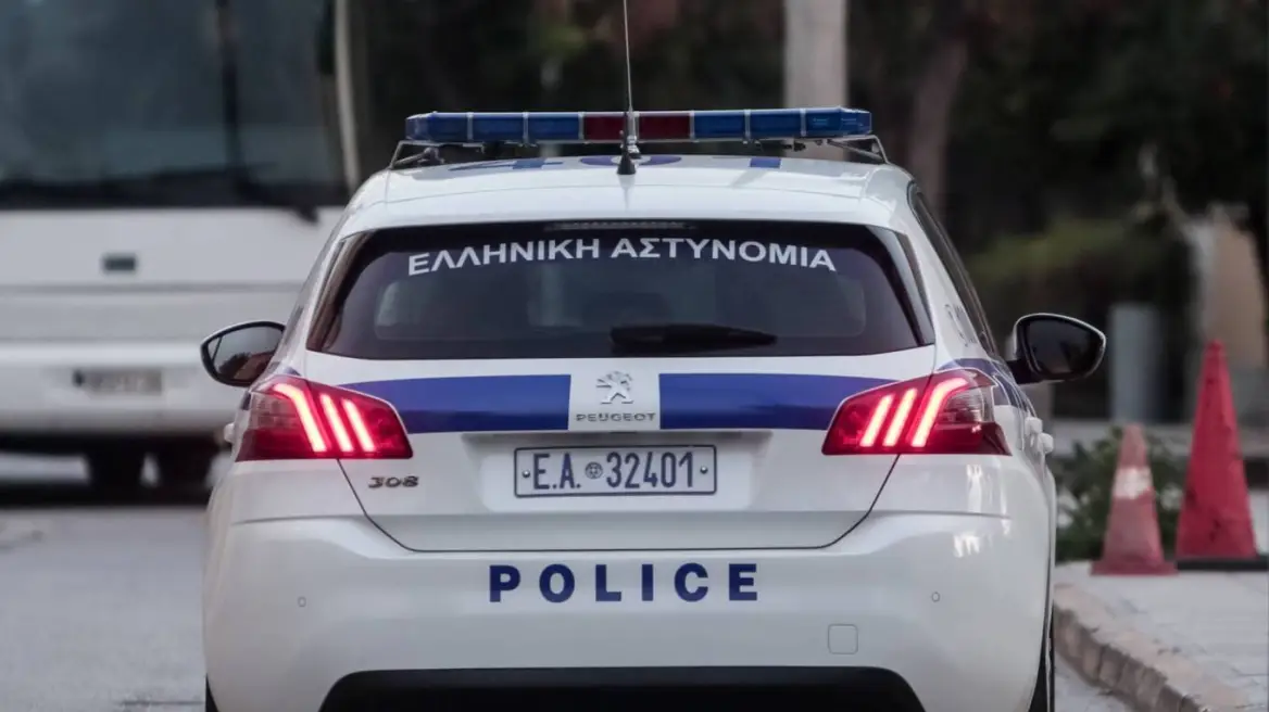 Ανήλικοι πετούσαν αντικείμενα από ταράτσα στο κόσμο - Τέσσερις συλλήψεις, ένας τραυματίας