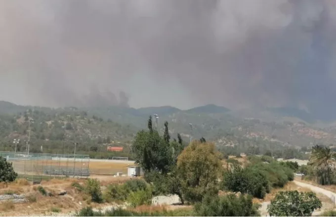 Φωτιά στη Ρόδο: Μήνυμα 112 για εκκένωση των χωριών Λάρδο και Πυλώνα