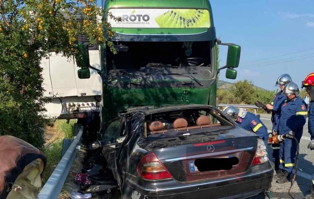 Σοκαριστικές εικόνες από το τροχαίο με τους πέντε νεκρούς – ΙΧ συγκρούστηκε με νταλίκα