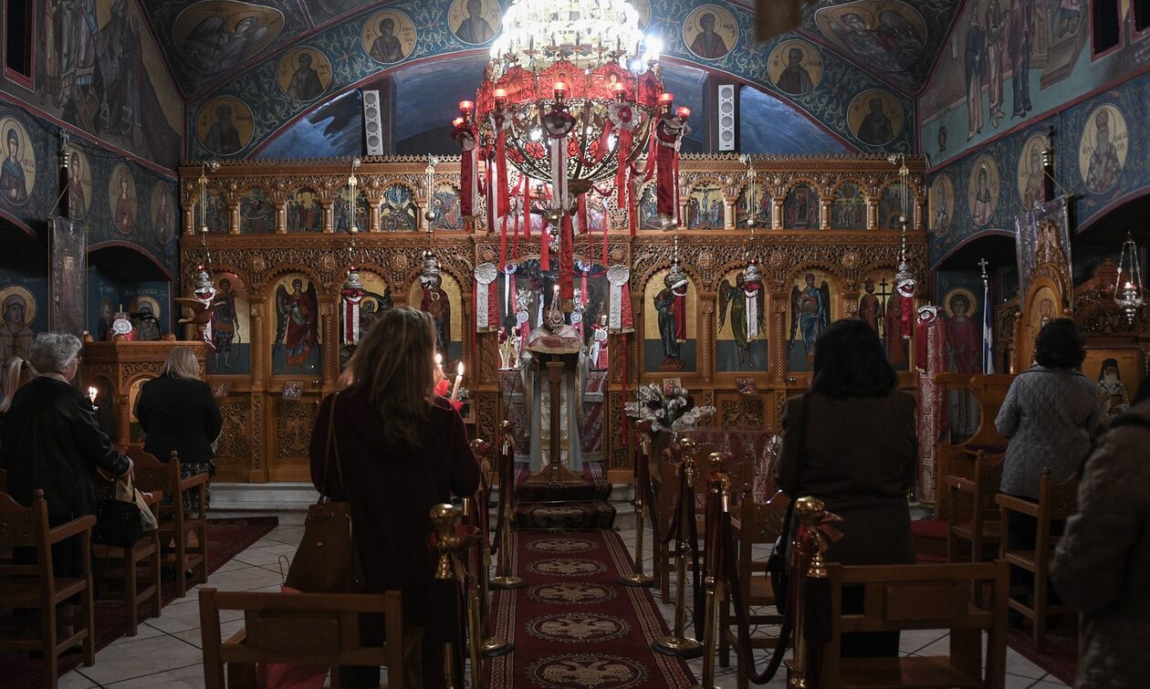 Παπαδιά εισέβαλε στο γραφείο του παπά και άρπαξε από τα μαλλιά 29χρονη ενορίτισσα