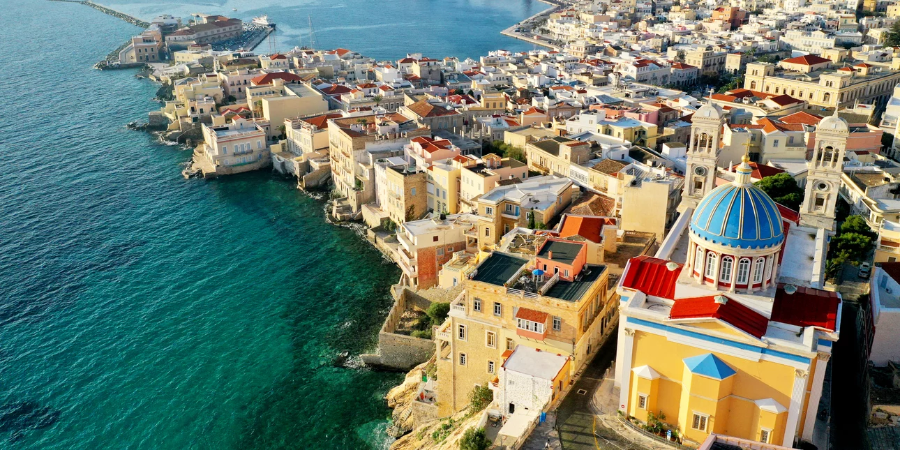 Σαφάρι για εξοχικά από Έλληνες και ξένους: Ποιοι ενοικιάζουν, ποιοι αγοράζουν και σε ποια νησιά – Οι τιμές