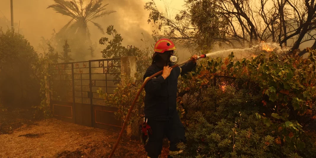Μάχη με τις φωτιές: Μεγάλες αναζωπυρώσεις στο Λουτράκι, ανησυχία για τη Ρόδο – Μετρούν τις πληγές τους στη Μάνδρα