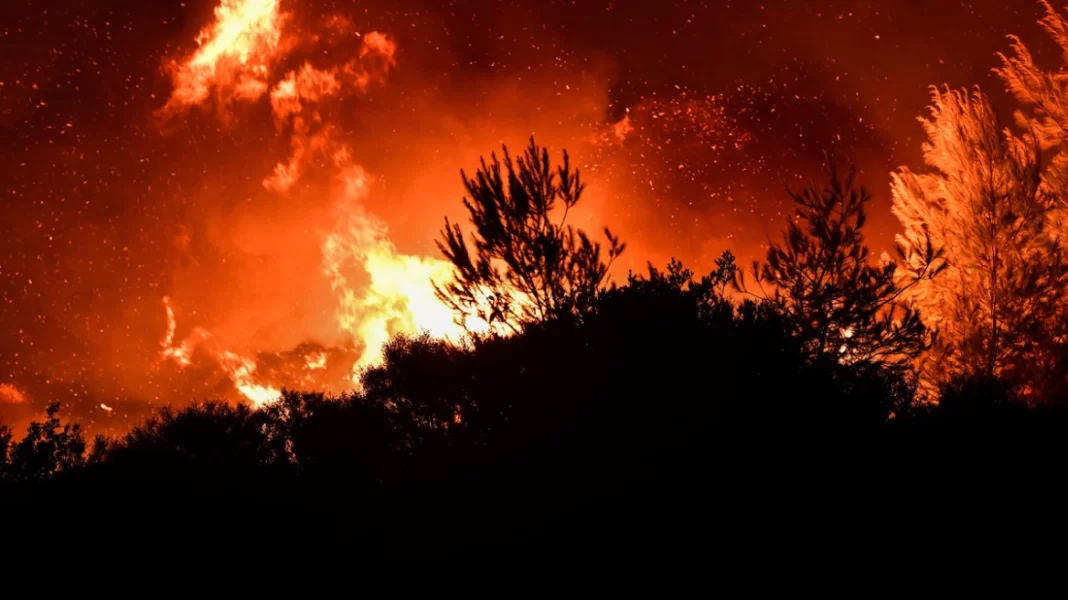 Νύχτα αγωνίας στα Δερβενοχώρια – Μέτωπο πολλών χιλιομέτρων από τη μεγάλη φωτιά