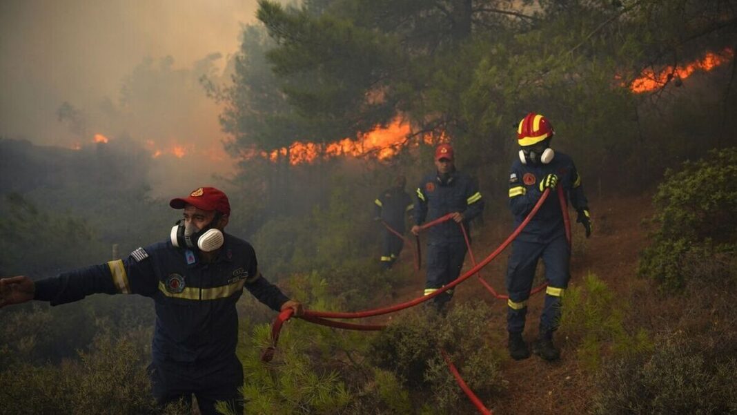 Ανεξέλεγκτη η φωτιά στη Ρόδο: Εκκενώνονται τρία χωριά και ένα ξενοδοχείο