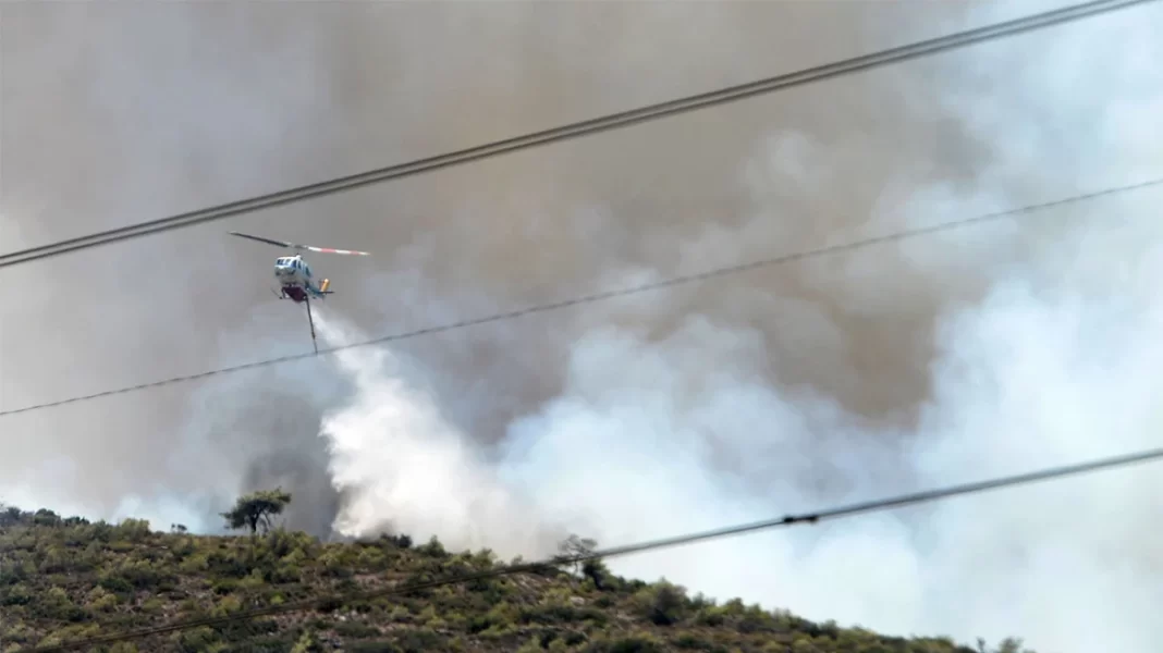 Φωτιά στον Κουβαρά – Εφιαλτική πρόβλεψη Meteo: Εξαιρετικά ευνοϊκές για γρήγορη εξάπλωση οι πυρομετεωρολογικές συνθήκες