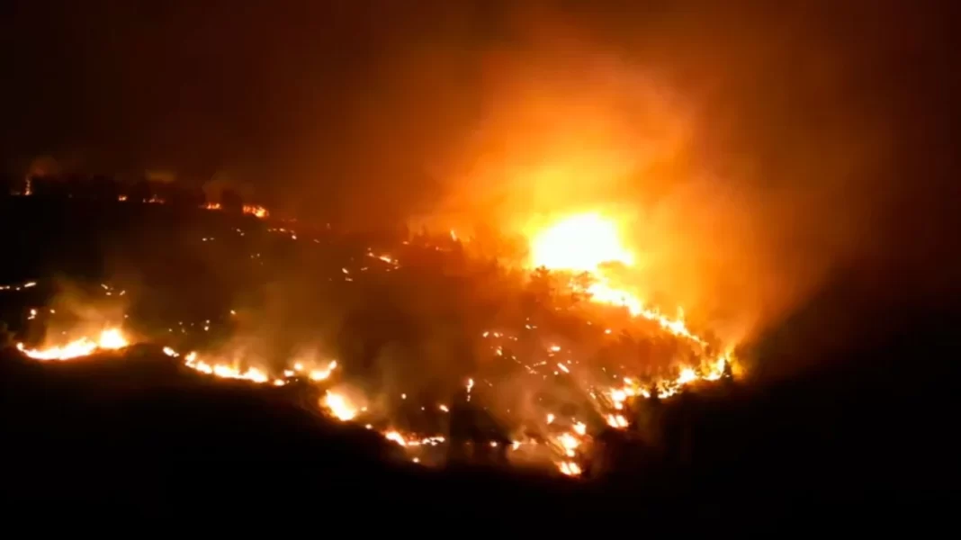 Από τροχαίο προκλήθηκε η φωτιά στη Χίο που απειλεί δύο χωριά!