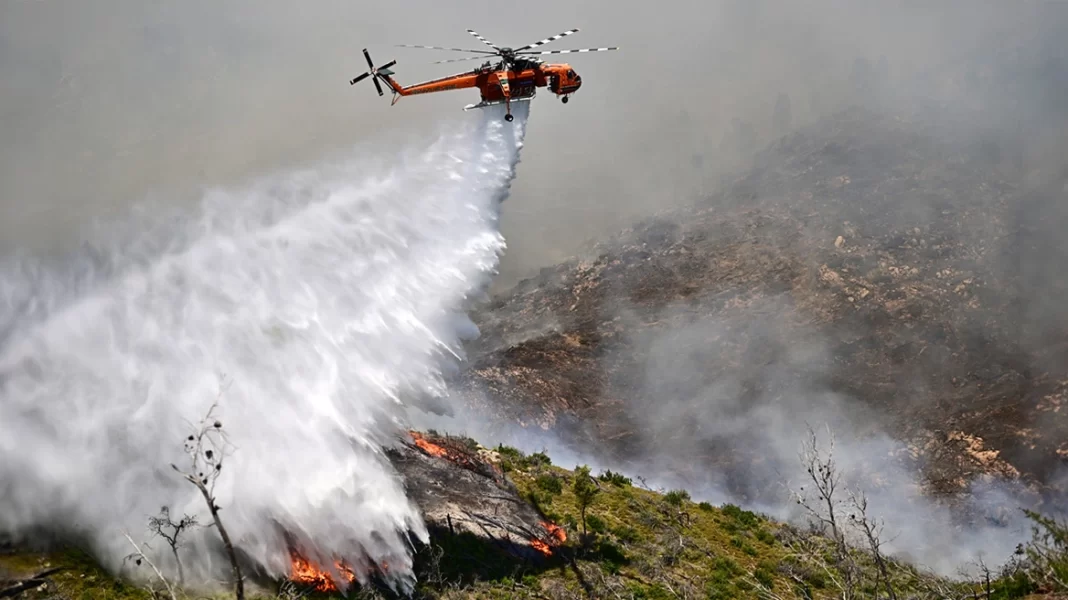 Ενισχύεται η φωτιά στα Δερβενοχώρια, κατευθύνεται προς Μάνδρα – Αναζωπύρωση και στο Λουτράκι