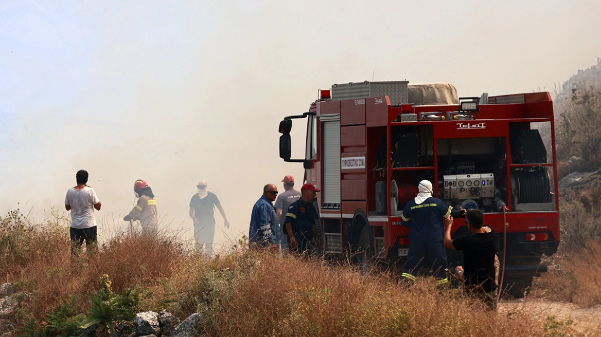 Μεγάλη αναζωπύρωση στο Πλατανιστό στην Κάρυστο – Μάχη με τις φλόγες σε Ρόδο και Κέρκυρα