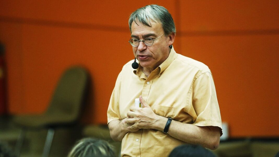 «Η κοινωνία πρέπει να προετοιμαστεί για την τεχνητή νοημοσύνη» – Τι λέει Έλληνας καθηγητής του ΜΙΤ