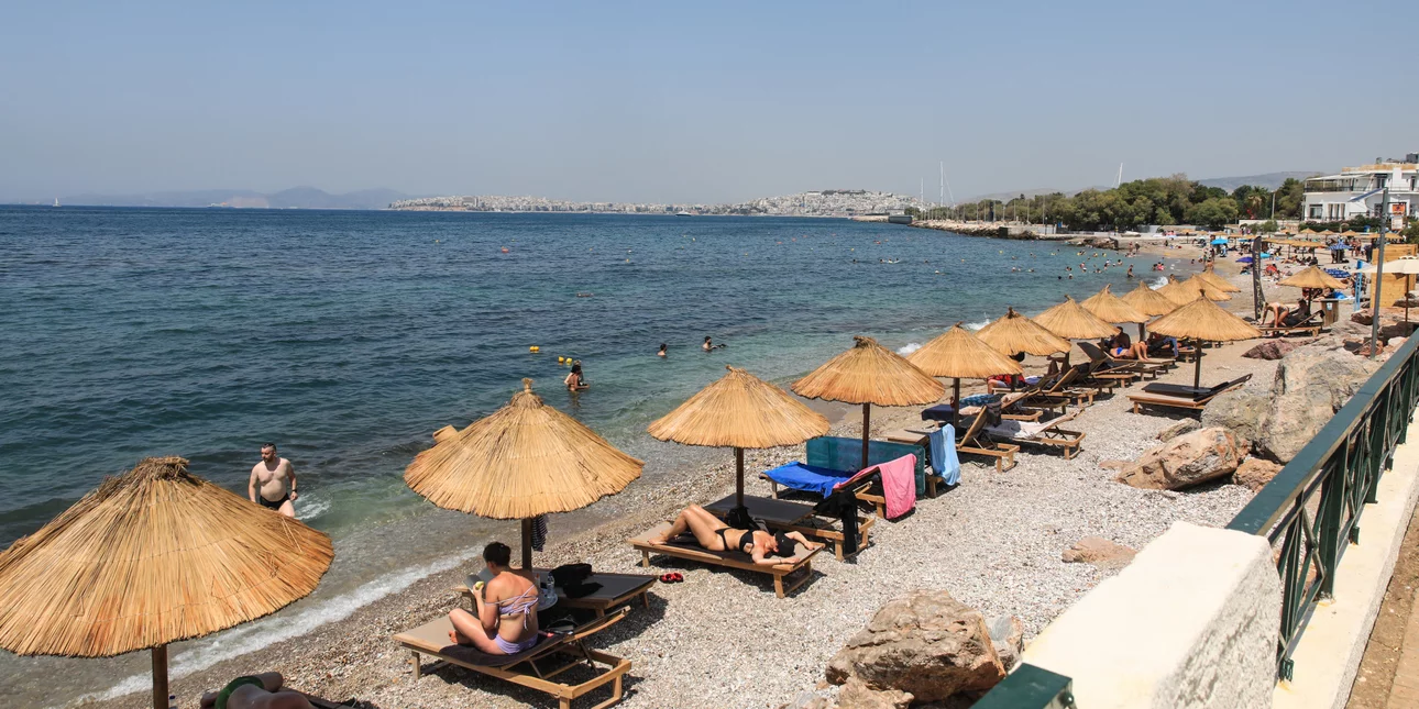 Τα «μαύρα φεγγάρια» της… ξαπλώστρας