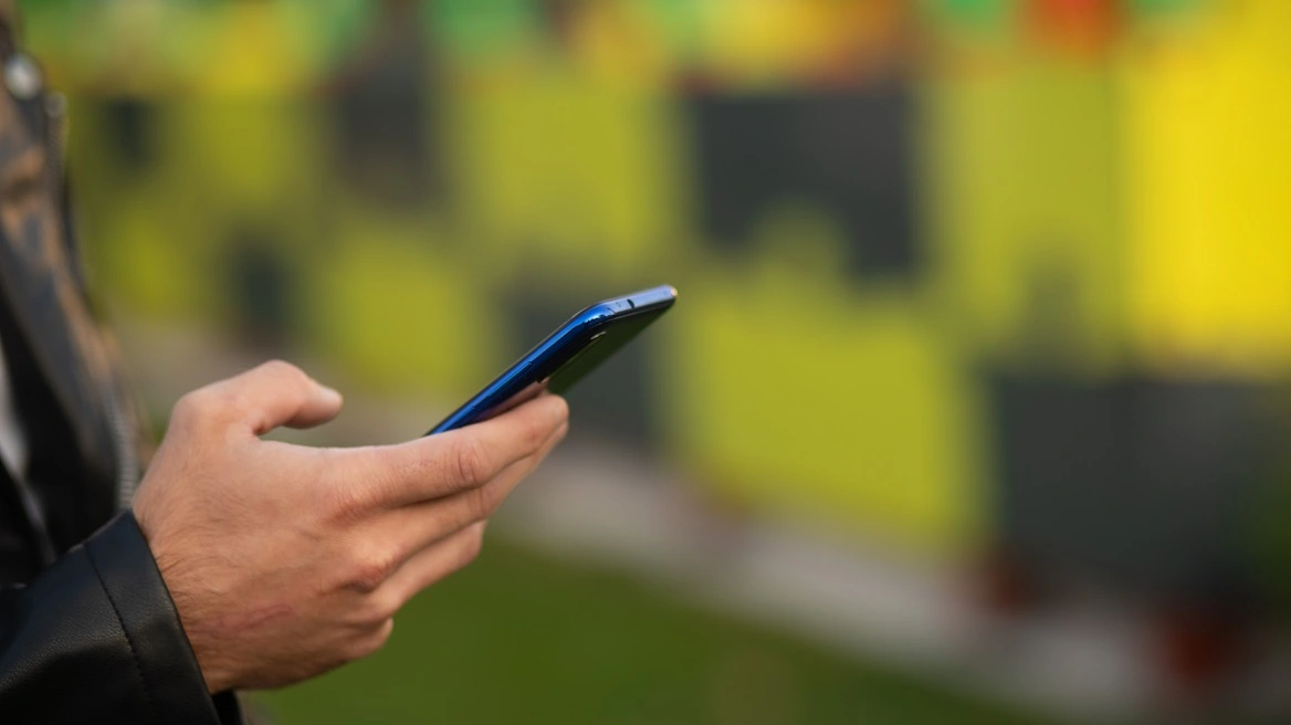 Σε αργία δημοτικός υπάλληλος που έστελνε σε ανήλικη φωτογραφίες και υβριστικά μηνύματα