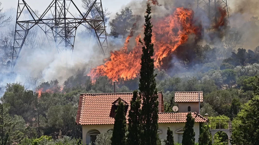 Φωτιά στον Κουβαρά: Από πυλώνα της ΔΕΗ ξεκίνησε η φωτιά, λέει ο δήμαρχος Σαρωνικού