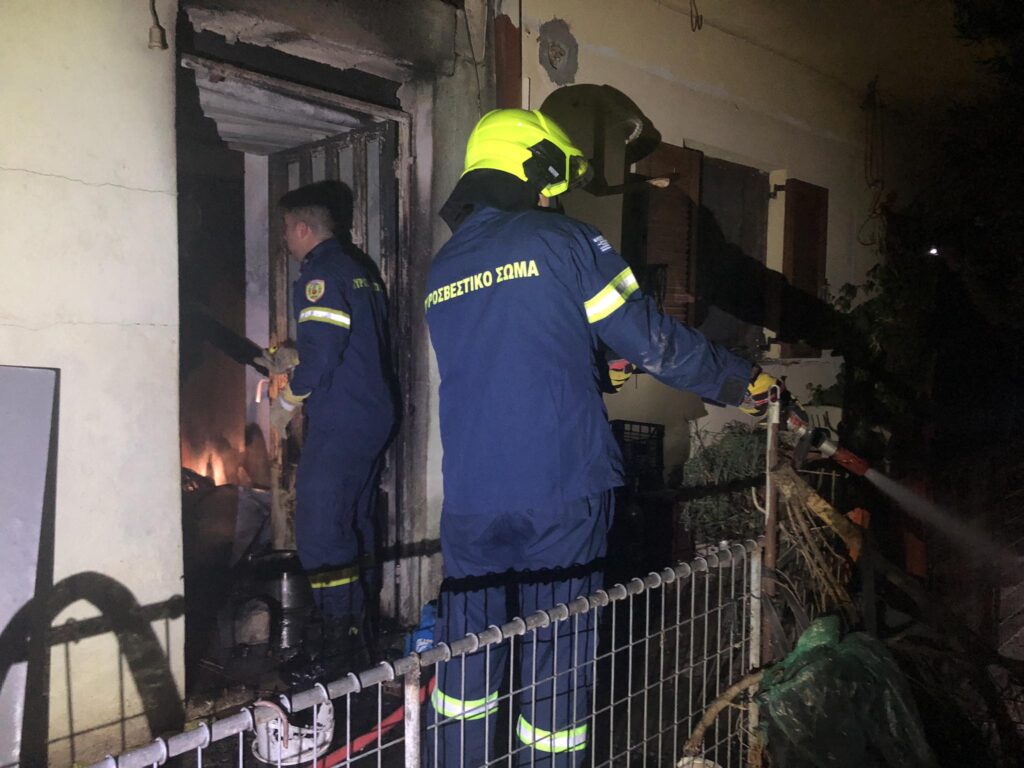 Κρήτη: Στις φλόγες παράπηγμα – Απομακρύνθηκε μια ηλικιωμένη