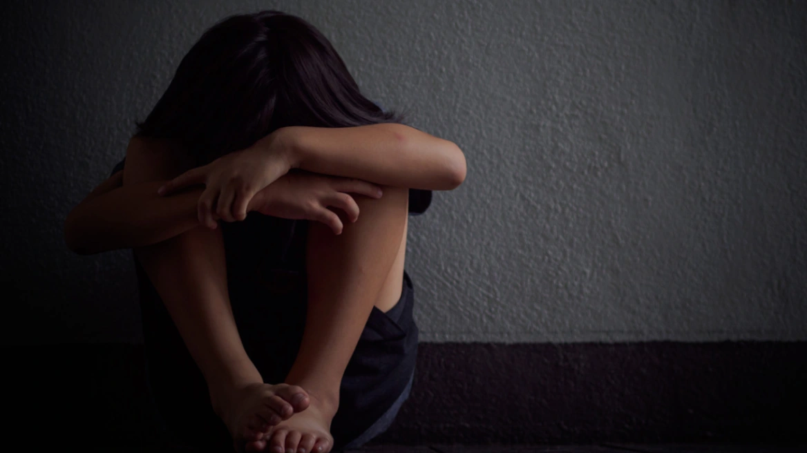 62χρονος βίαζε την ανήλικη ανιψιά του και την έβγαζε γυμνές φωτογραφίες