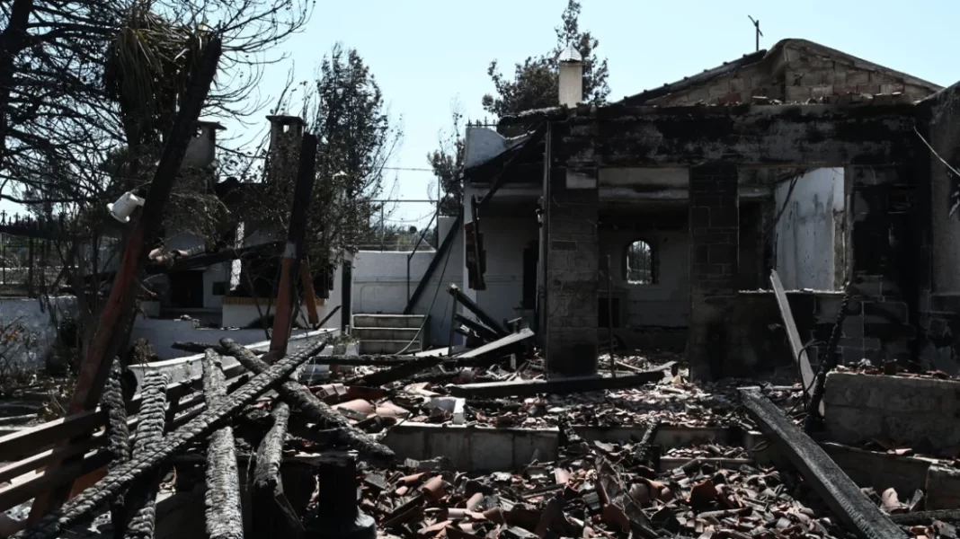 Σε ύφεση τα πύρινα μέτωπα - Εικόνες καταστροφής σε Λουτράκι και Δυτική Αττική