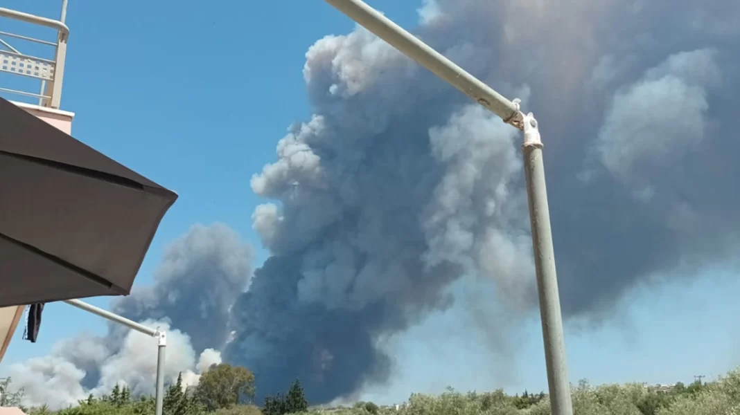 Τεράστια φωτιά σε δασική έκταση στο Λουτράκι