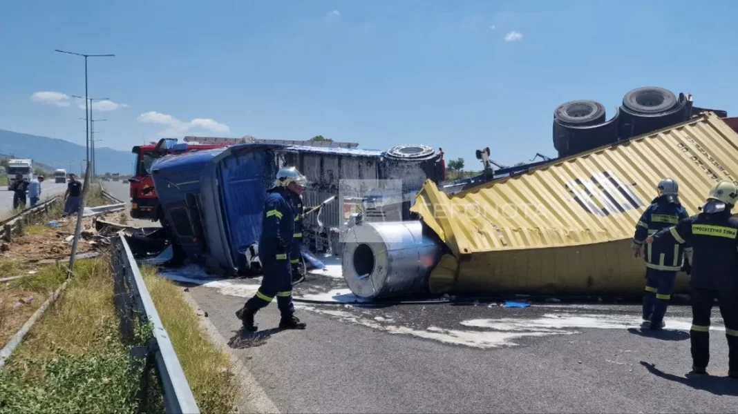 Σοκαριστικό τροχαίο με νταλίκα που κουβαλούσε λαμαρίνες να αναποδογυρίζει