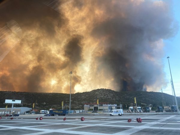 Φωτιά στο Λουτράκι: Εκκενώθηκαν οικισμοί – Φόβος για τα διυλιστήρια