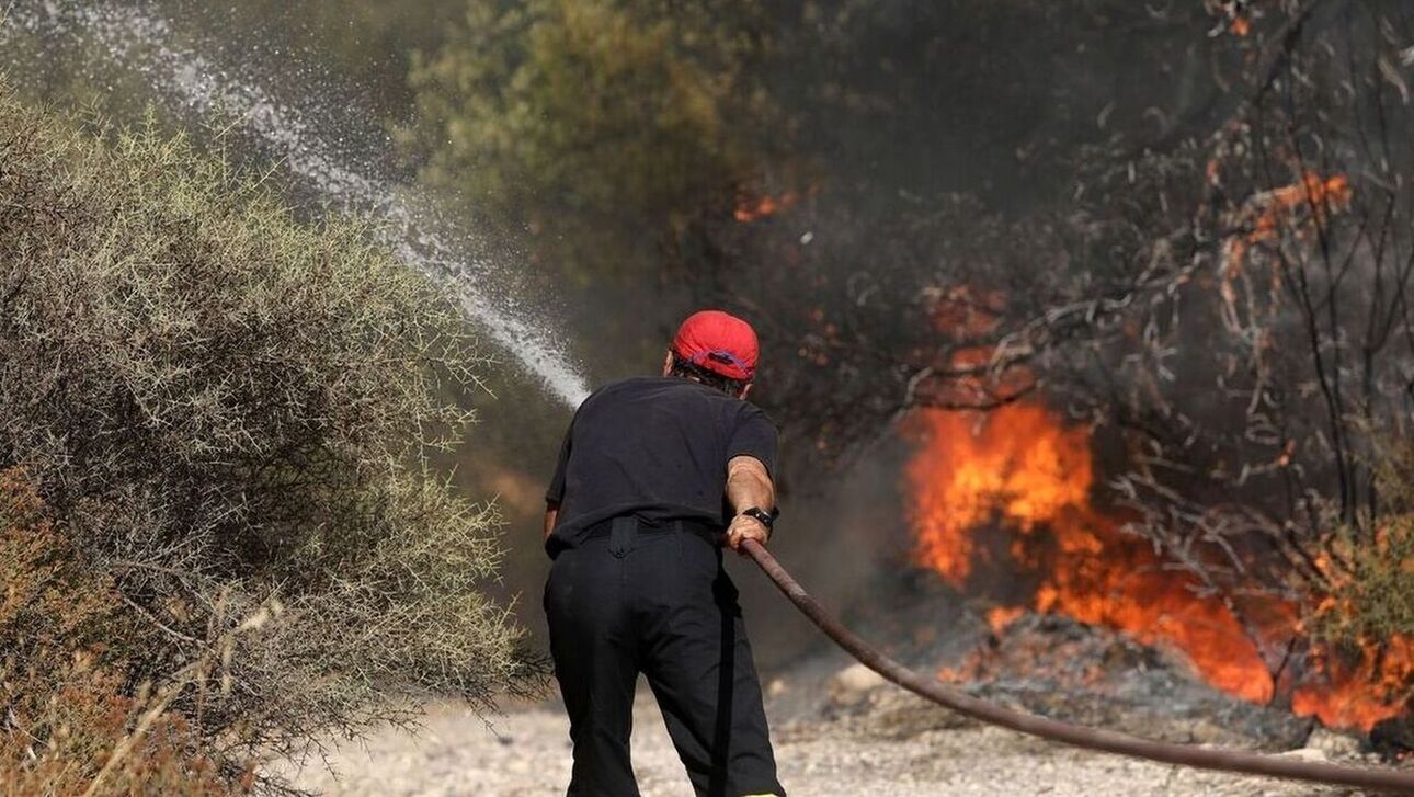 Φωτιά στον Βαρνάβα – Συναγερμός στην Πυροσβεστική