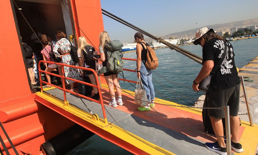 Γεμάτα τα πλοία – Συνεχίζεται η μεγάλη έξοδος των αδειούχων