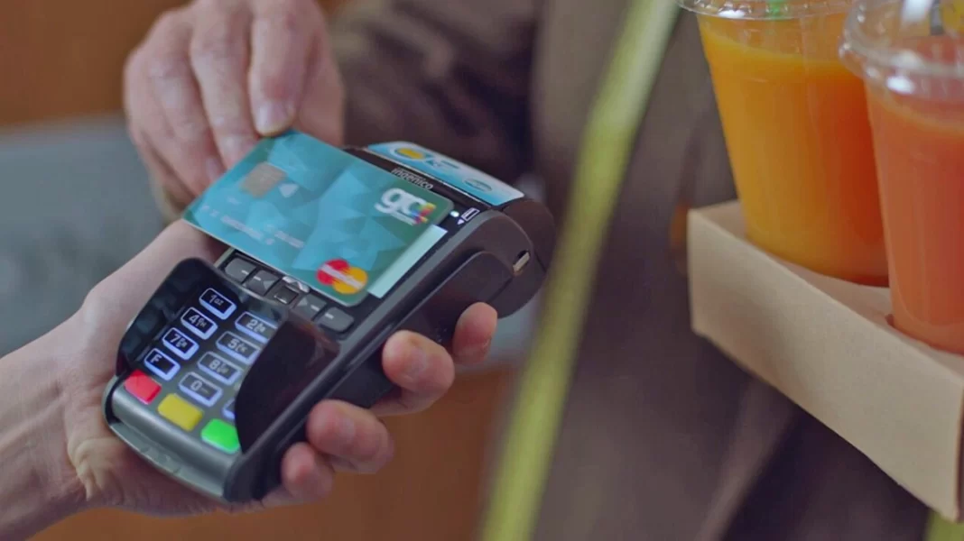 Υποχρεωτικά τα μηχανήματα POS σε delivery, ταξί και όσους δουλεύουν ακόμα με μετρητά