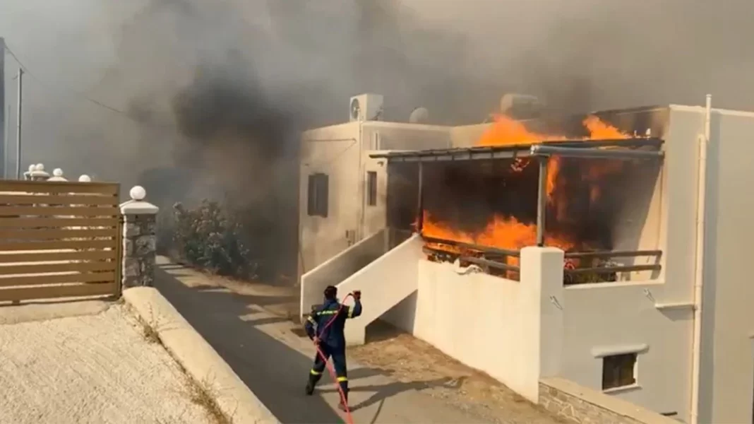 Φωτιά στη Ρόδο: Εκκενώνονται Γεννάδι και Βάτι – Κάηκαν σπίτια στο χωριό Ασκληπιείο