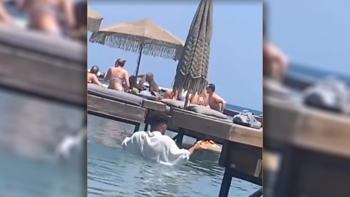 Σερβιτόρος σε beach bar παραδίδει παραγγελία σχεδόν… κολυμπώντας