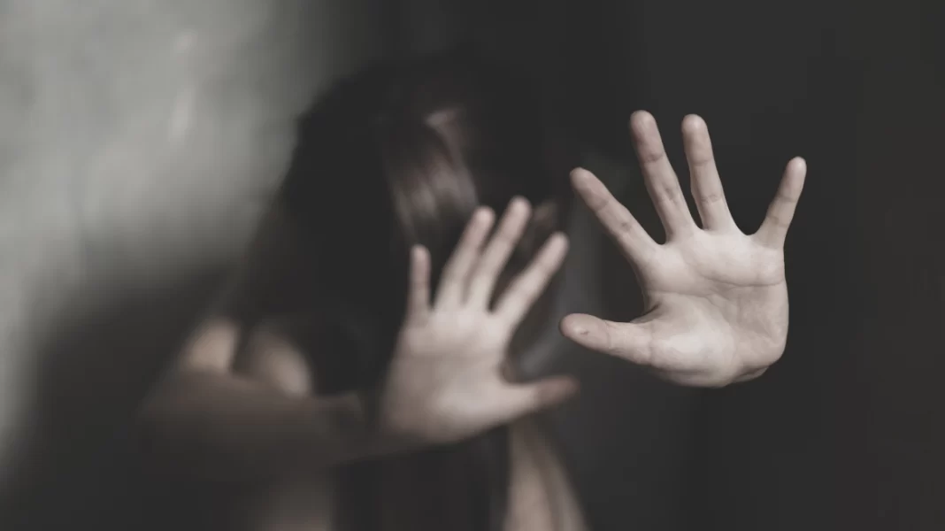 «Η εγγονή μου φέρνει κοριτσάκια στο σπίτι και εγώ τα χαϊδεύω» έλεγε στους φίλους του ο 85χρονος