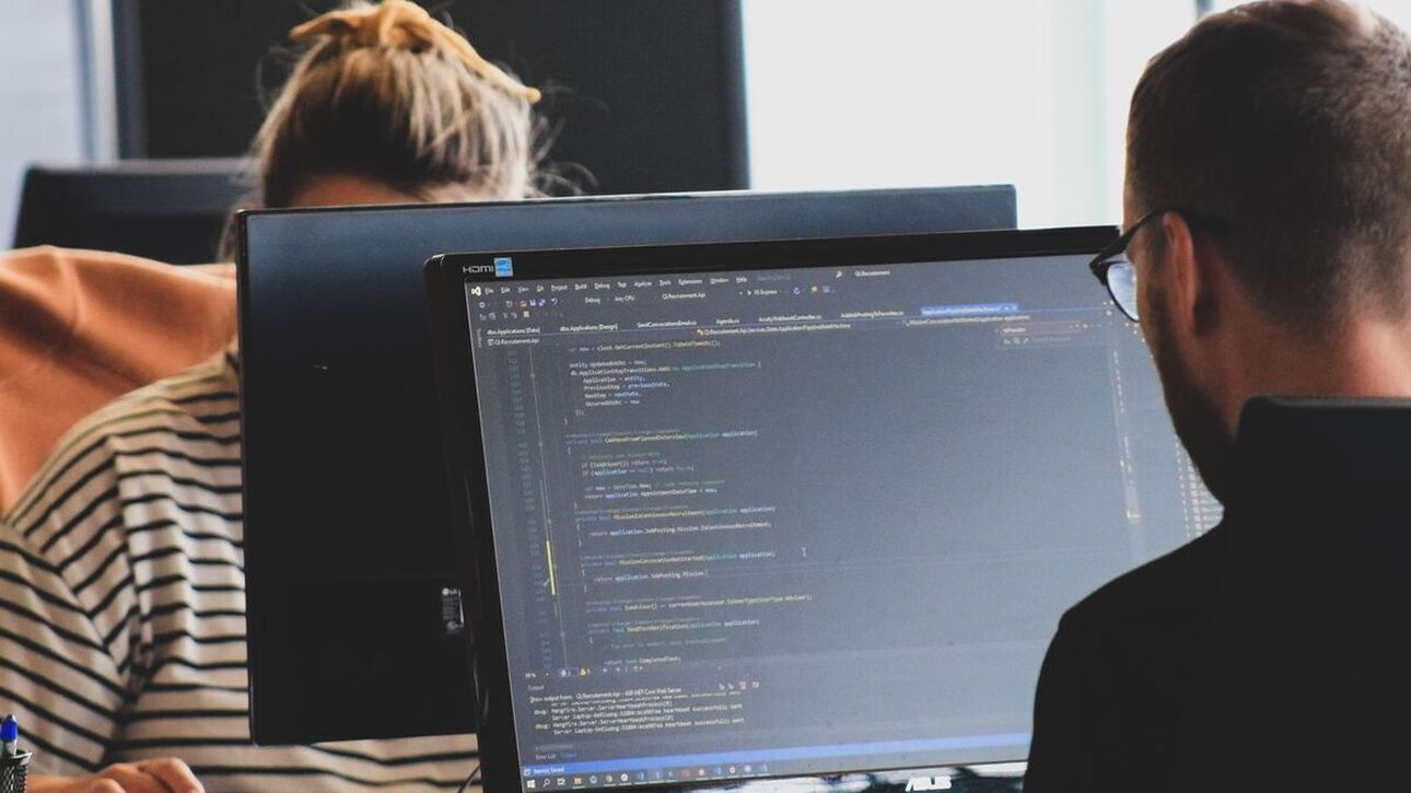 H τεχνητή νοημοσύνη ήδη έφερε τις πρώτες απολύσεις στο χώρο της τεχνολογίας