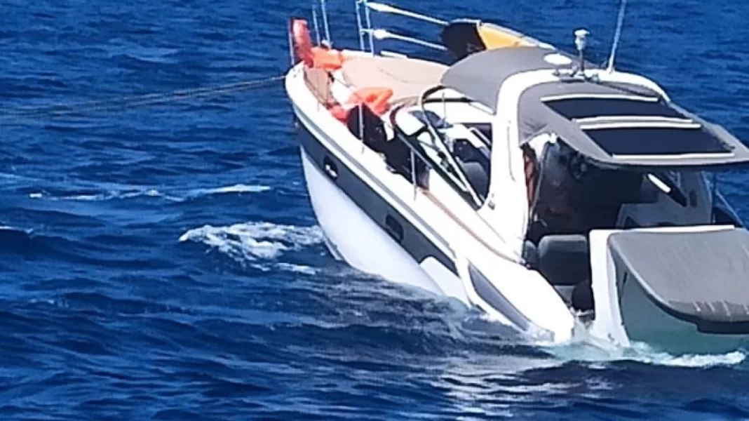 Λιμενικό: Καρέ καρέ η επιχείρηση διάσωσης 8 ατόμων από ημιβυθισμένο ταχύπλοο