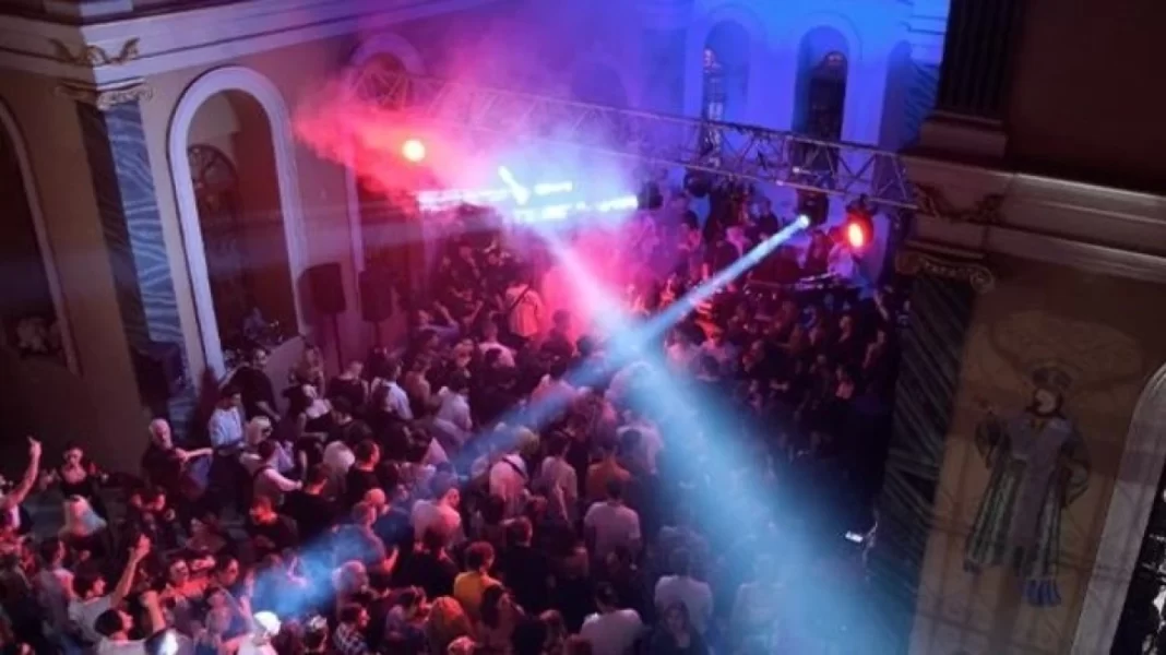 Απίστευτη πρόκληση στη Σμύρνη: Πάρτι ηλεκτρονικής μουσικής μέσα σε Ορθόδοξη Εκκλησία