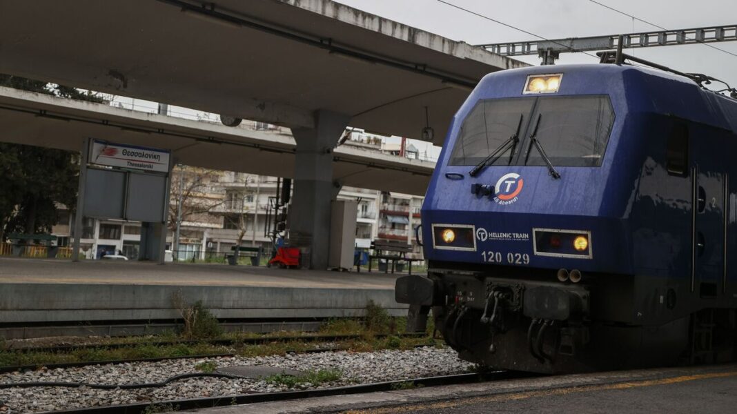 Μοτοσυκλέτα παραβίασε την προστατευτική μπάρα και συγκρούστηκε με τρένο – Διαμελίστηκε ο οδηγός