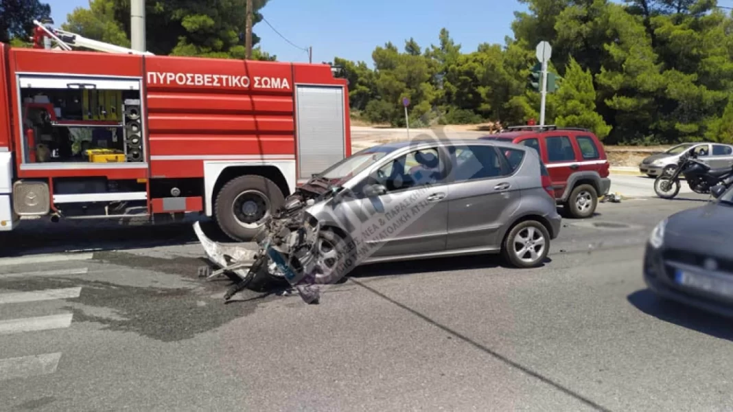 Σοβαρό τροχαίο στη Λεωφόρο Μαραθώνος - Οδηγός εμβόλισε δύο ΙΧ, πληροφορίες για νεκρό