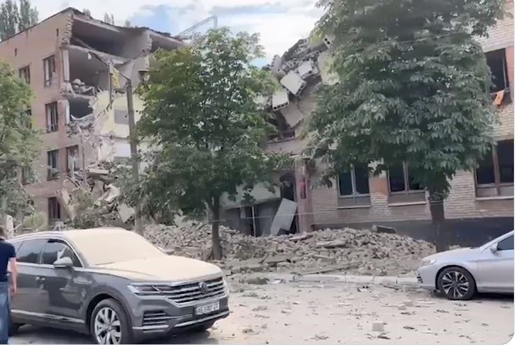 Δύο νεκροί και είκοσι τραυματίες ο απολογισμός από την ρωσική επίθεση στην πόλη Κριβί Ριχ – Έρευνες για αγνοούμενους στα ερείπια