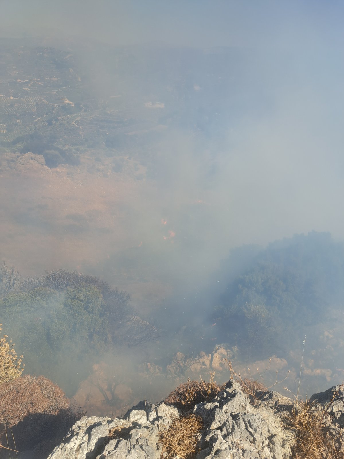 Ηράκλειο: Ξέσπασε μεγάλη φωτιά έξω από χωριό