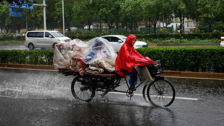 Χιλιάδες άνθρωποι εγκατέλειψαν τα σπίτια τους στο Πεκίνο λόγω σφοδρών βροχοπτώσεων