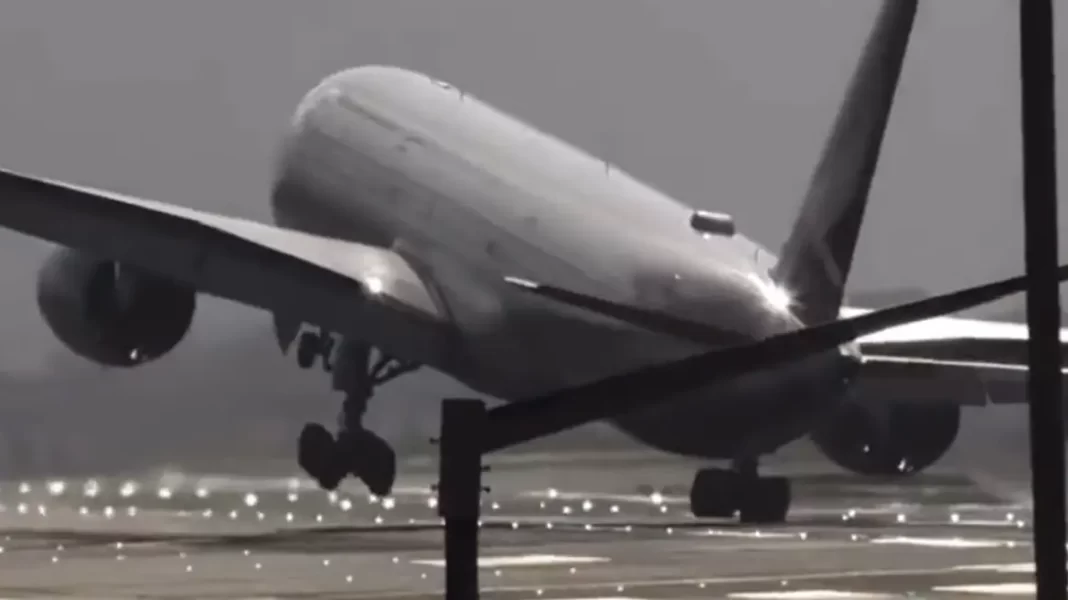 Τρομακτική προσγείωση αεροπλάνου στο Χίθροου