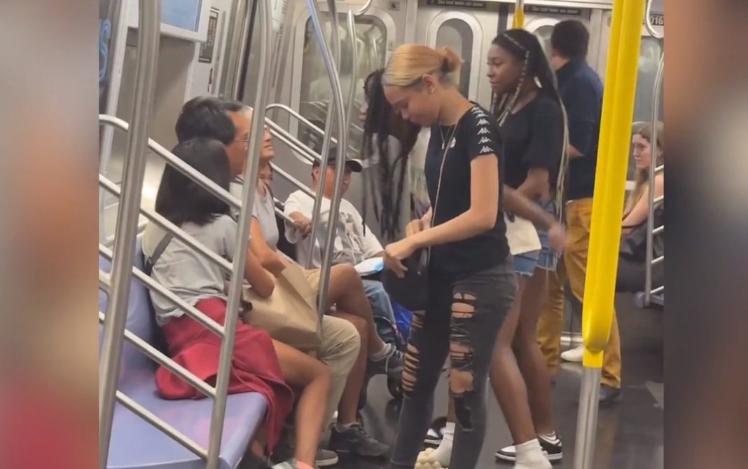 Νέα Υόρκη: Οργή με την επίθεση εφήβων σε οικογένεια Ασιατών στο μετρό [Βίντεο]