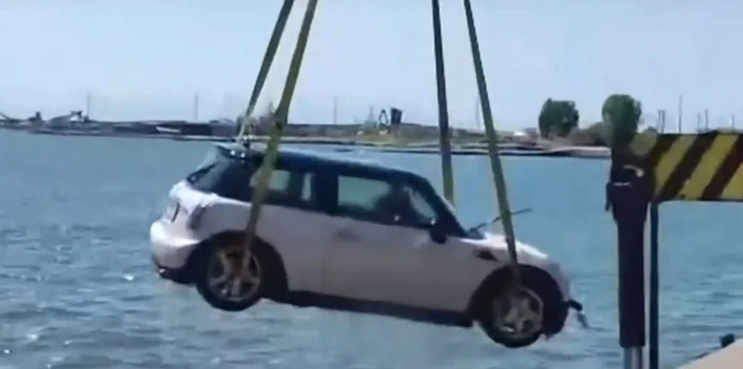 Όχημα βρέθηκε να επιπλέει στη θάλασσα (βίντεο)