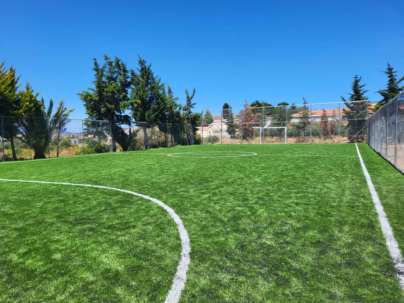 Ολοκληρώθηκαν οι εργασίες αναβάθμισης στο γήπεδο ποδοσφαίρου 5χ5 στο Καστέλλι
