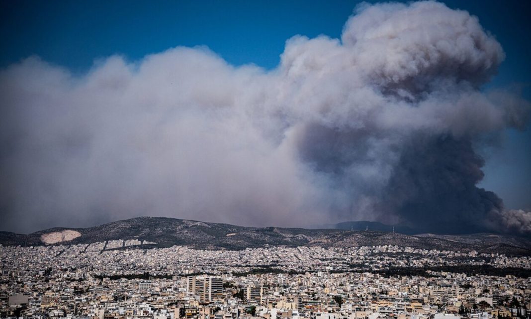 Φωτιά στην Πάρνηθα: Καθηλωτική εικόνα - Μαύρισε ο ουρανός της Αθήνας από τους καπνούς