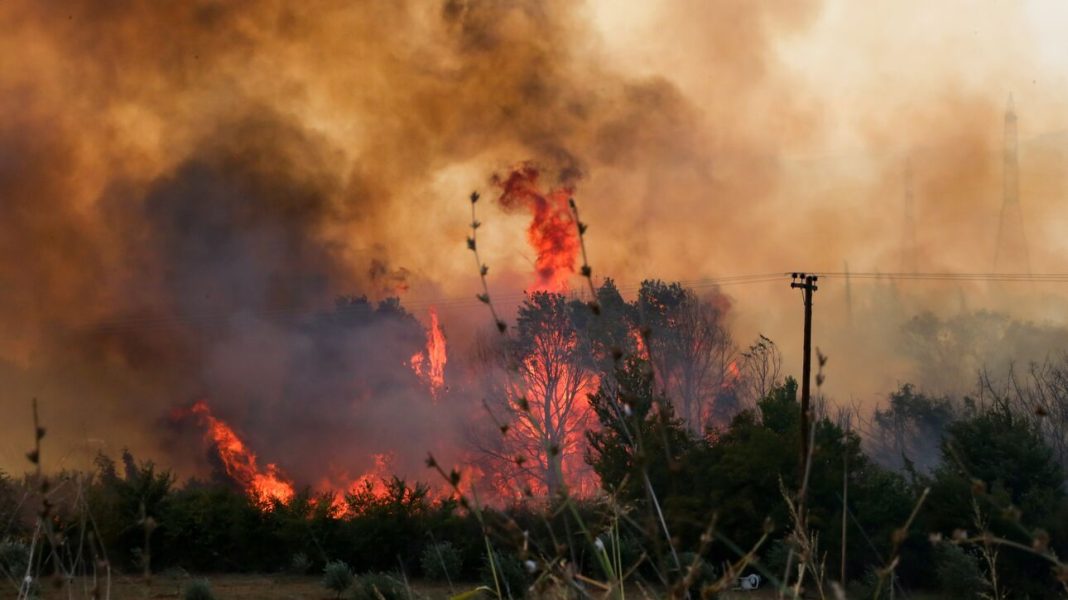 Σε πύρινο κλοιό η Ελλάδα: Εκκενώνονται οικισμοί στον Ασπρόπυργο - Στις φλόγες ο Έβρος