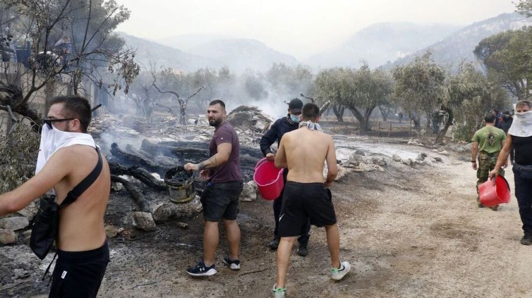 Δραματικές ώρες στην Πάρνηθα: Οι φλόγες κυκλώνουν σπίτια - Συγκλονιστικά βίντεο