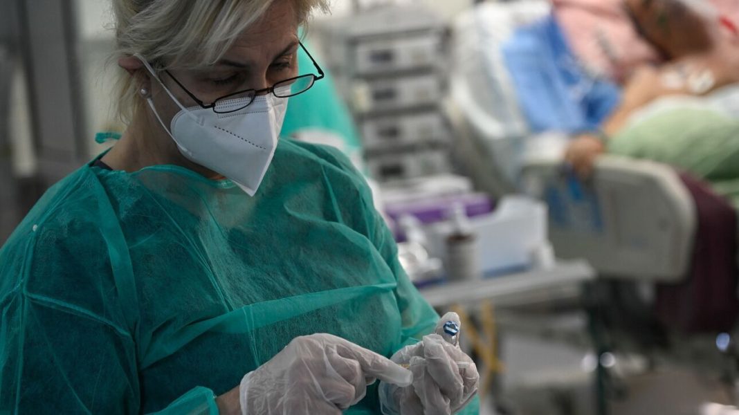 Κορωνοϊός: 20 θάνατοι την τελευταία εβδομάδα – Αυξητικές τάσεις για την παραλλαγή «Eris»