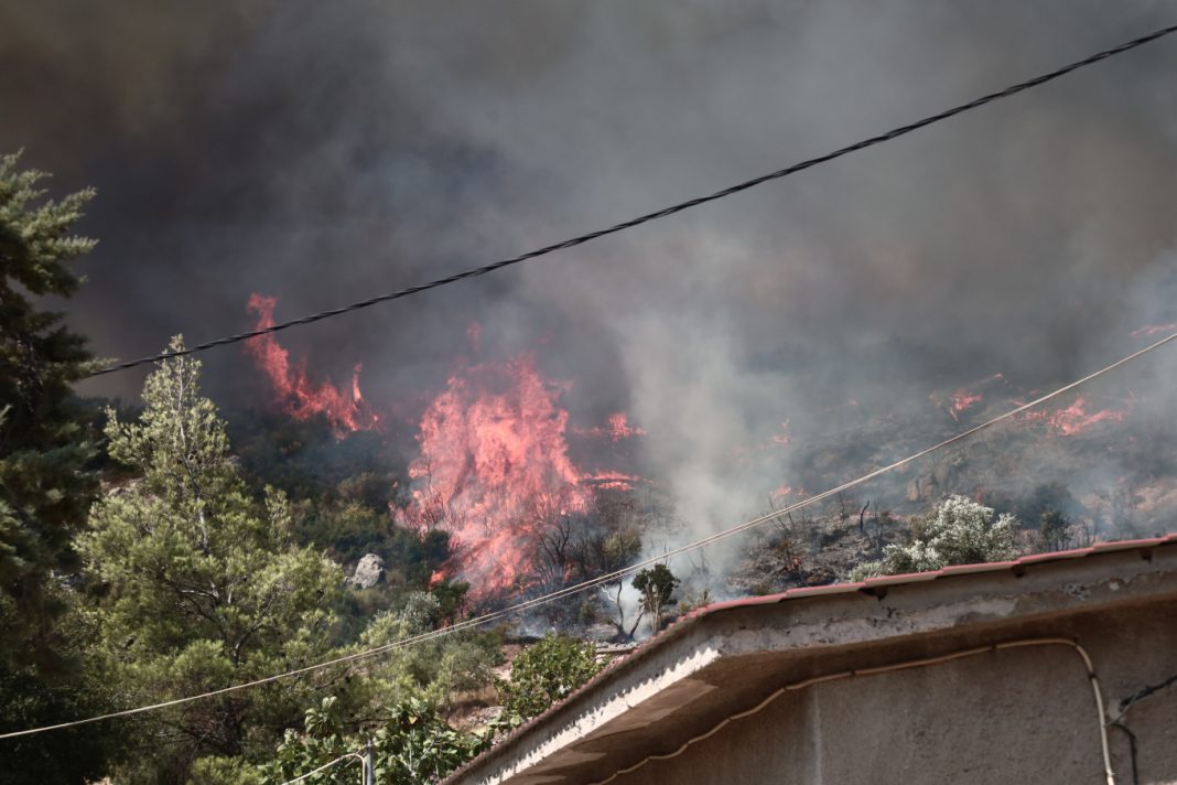 Φωτιά στην Πάρνηθα: Με σοβαρό έγκαυμα κάτοικος της Αγίας Παρασκευής από έκρηξη φιάλης υγραερίου