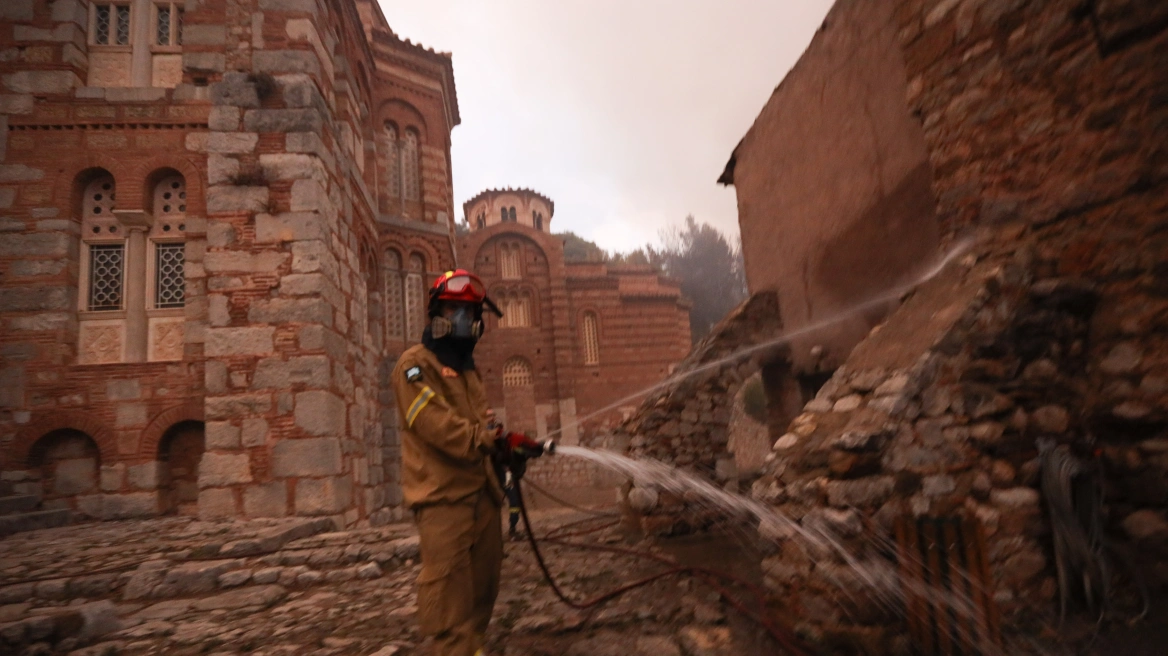 Φωτιά στη Βοιωτία: Συγκινεί ο Μητροπολίτης Γεώργιος για το μοναστήρι του Οσίου Λουκά – «Ξεκινάμε από το μηδέν»