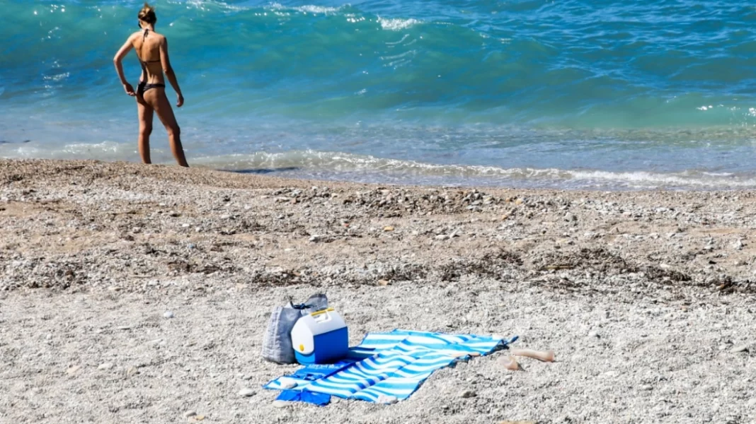 Κίνημα της Πετσέτας: Συλλήψεις για παράνομες ξαπλώστρες, κλείνουν beach bar, «ελευθερώνονται» οι παραλίες