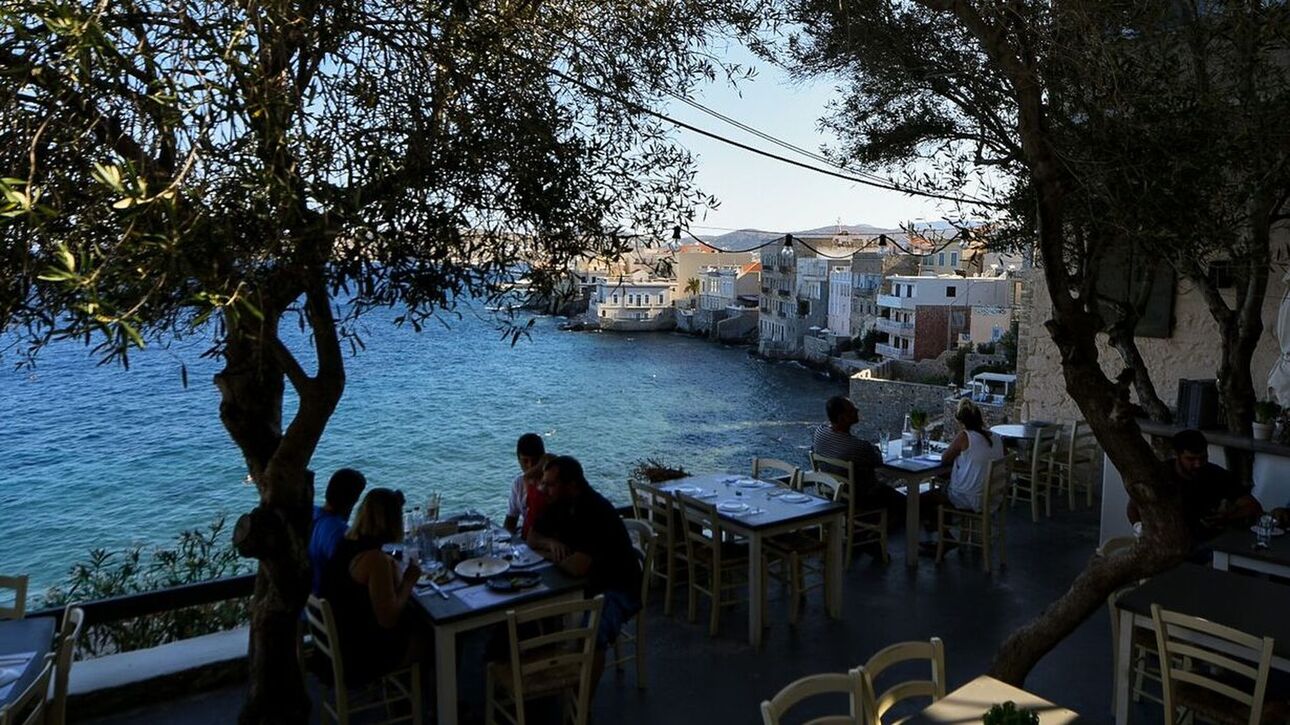 Συγκρατημένοι στις δαπάνες οι τουρίστες – Μειωμένος 20% ο τζίρος σε δημοφιλή νησιά